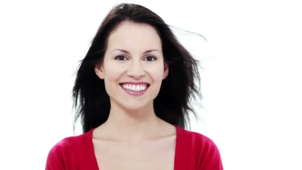 Mujer joven sonriendo y mirando a la derecha — Vídeo de stock