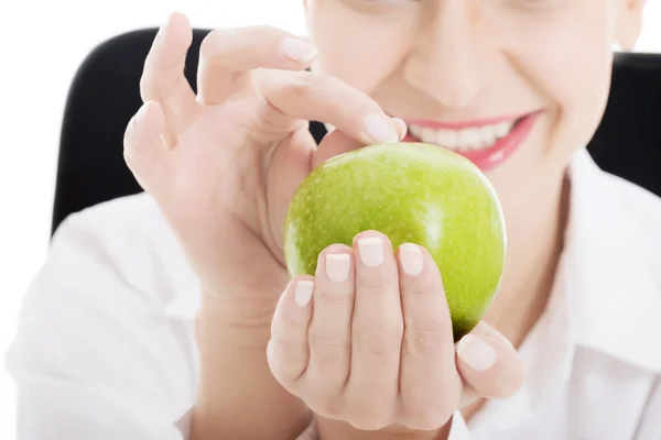 Joven mujer de negocios hermosa sosteniendo una manzana . —  Fotos de Stock