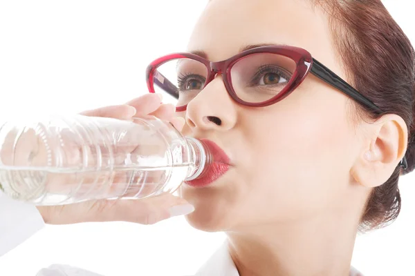 Junge Frau in Brille trinkt Wasser. — Stockfoto