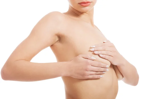 Giovane donna sta esaminando il suo seno . — Foto Stock
