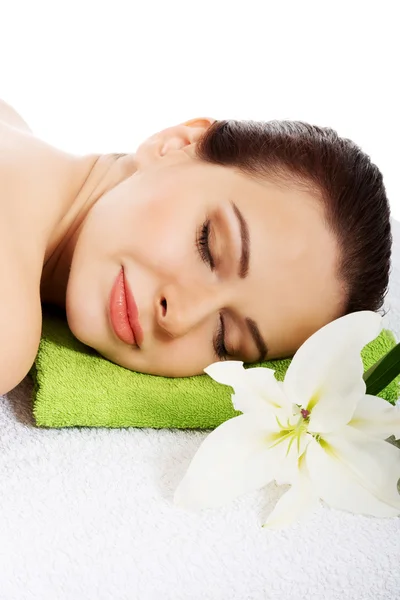 Beautiful woman lying on a towel. Spa concept. — Stock Photo, Image