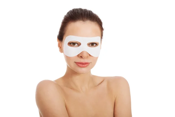 Mooie vrouw met collageen masker op ogen. — Stockfoto