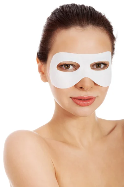 Mooie vrouw met collageen masker op ogen. — Stockfoto