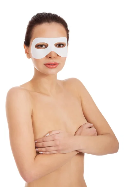 Bella donna con maschera di collagene sugli occhi . — Foto Stock