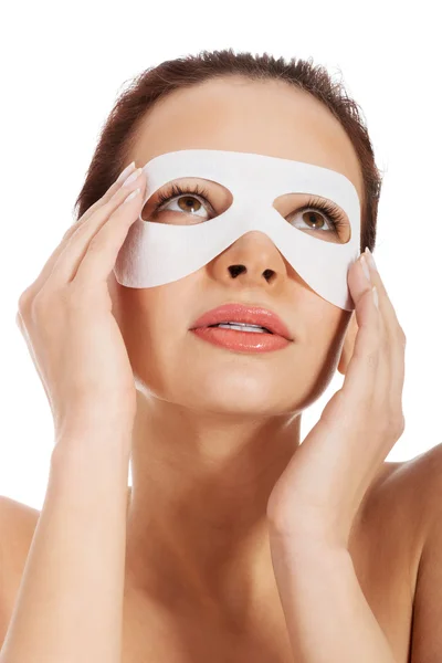 Bella donna con maschera di collagene sugli occhi . — Foto Stock