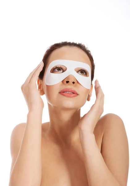 Bella donna con maschera di collagene sugli occhi . — Foto Stock