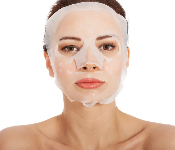 コラーゲン マスクの顔を持つ美しい女性. — ストック写真