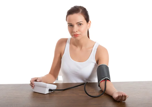 Hermosa mujer joven tomando la prueba de presión arterial . — Foto de Stock