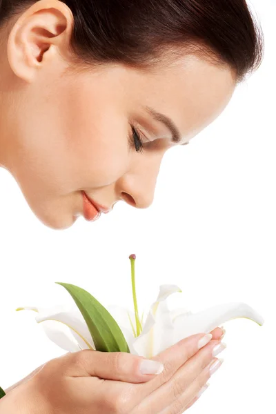 Schöne saubere Frau mit weißer Lilie. — Stockfoto