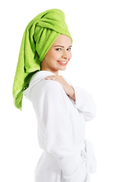 Vackra spa kvinna i morgonrock och turban. — Stockfoto