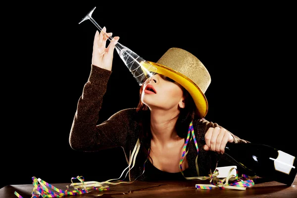 Young drunk woman sitting by a desk. — Stock Photo, Image