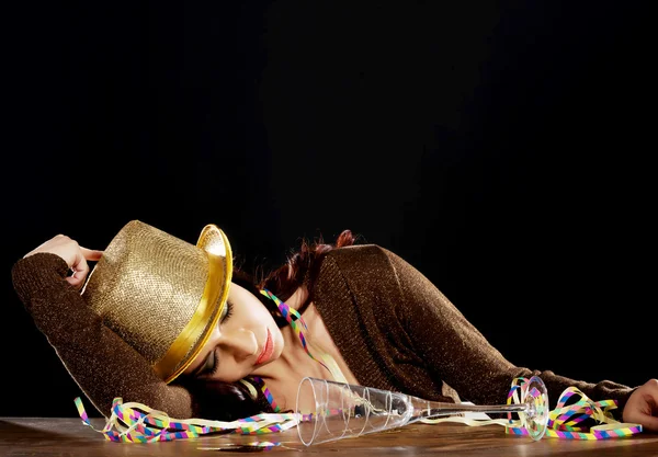 Junge schöne betrunkene Frau schläft auf einem Tisch. — Stockfoto