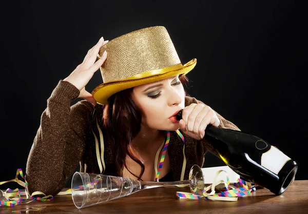 Jovem bêbada celebrando véspera de ano novo . — Fotografia de Stock