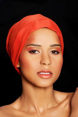 Türban çekici kadının suratına. portre.