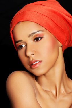 Türban çekici kadının suratına. portre.