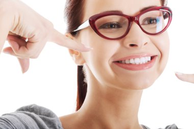 Onu mükemmel bir gülümseme işaret eden genç güzel kadın.