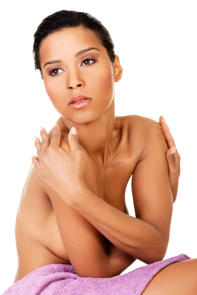 Attractive naked woman sitting in towel. Closeup. — Stock Photo, Image