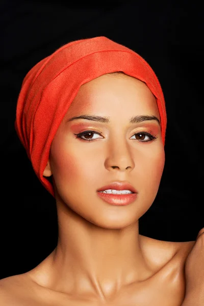 Attractive woman's face in turban. Closeup. — Stock Photo, Image