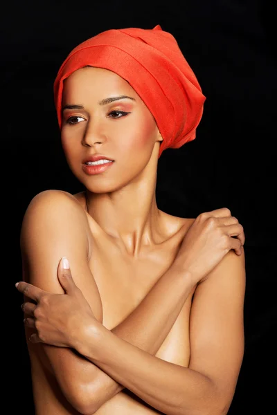 Atraktivní ženské poprsí v turbanu. — Stock fotografie