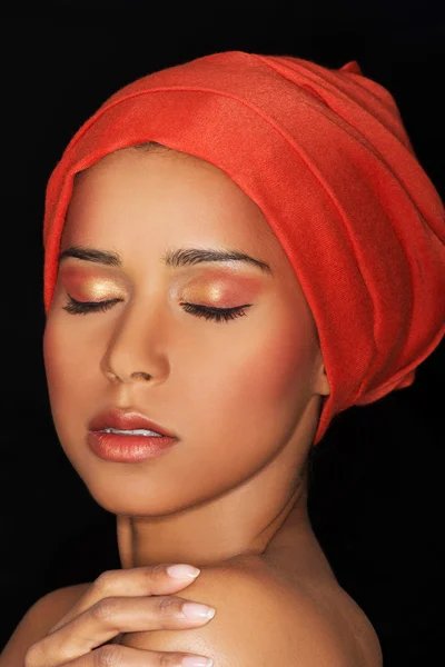 Aantrekkelijke vrouw in tulband met gesloten ogen. Closeup. — Stockfoto