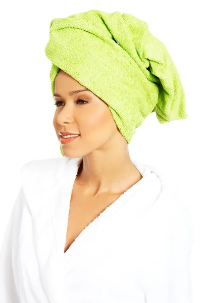 Portret van aantrekkelijke vrouw gewikkeld in een handdoek met tulband op hea — Stockfoto