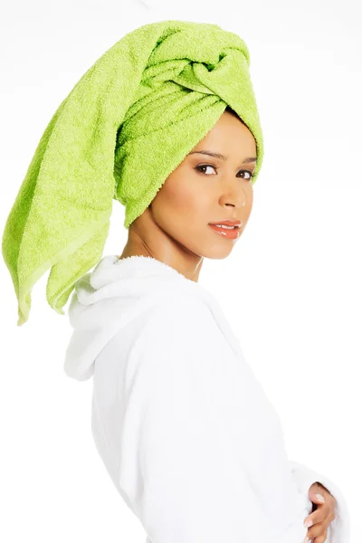 Mulher atraente envolta em toalha. Vista lateral . — Fotografia de Stock