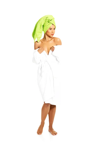 Aantrekkelijke vrouw gewikkeld in een handdoek met tulband. blote schouders. — Stockfoto