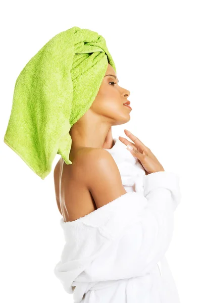 Mulher atraente envolto em toalha com turbante . — Fotografia de Stock