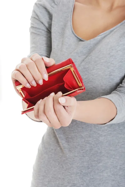 Krásná neformální žena ukazující její prázdnou peněženku. — Stock fotografie