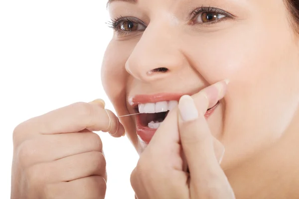 Mladá krásná žena s dentální nit. — Stock fotografie