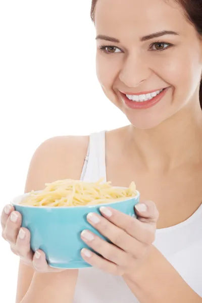 Jonge mooie vrouw met ruwe pasta. — Stockfoto