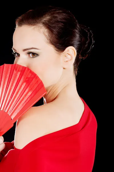 Vacker sexig kvinna i röd klänning och fläkt. — Stockfoto