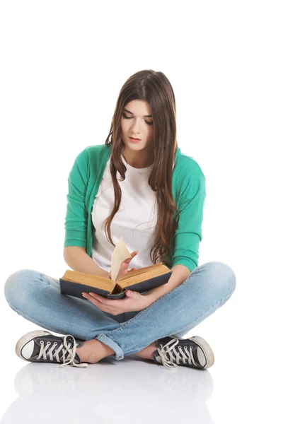 Jeune belle étudiante assise avec livre, lecture, apprentissage . — Photo
