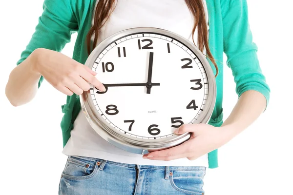 Jovem mulher casual segurando relógio . — Fotografia de Stock