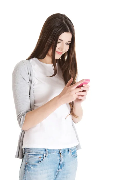 Jonge mooie casual vrouw met mobiele telefoon. — Stockfoto