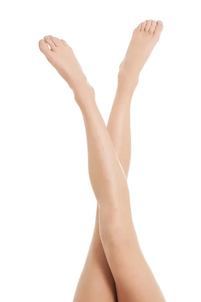 Schöne glatte, rasierte Beine und Füße. — Stockfoto