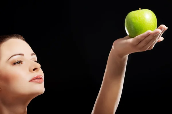 Schöne Frau hält einen Apfel in der Hand. — Stockfoto