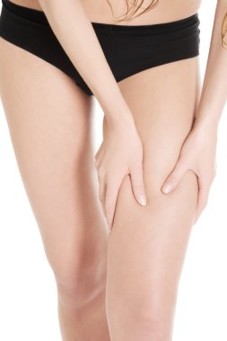 mükemmel esnek bacağını siyah külot gösteren güzel bir kadın