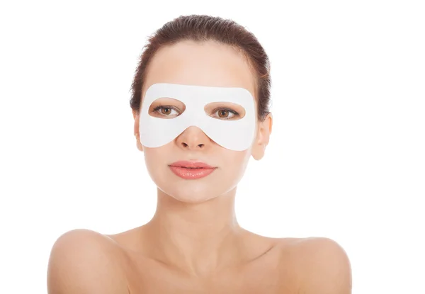 Ung vacker kvinna med collagen eye mask. — Stockfoto