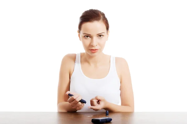 Junge schöne Frau beim Zuckerspiegel-Test. — Stockfoto