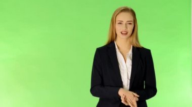 konuşmaya ve reklam genç iş kadını.