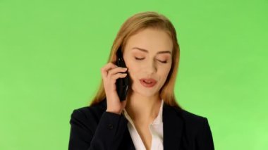 genç iş kadını telefonla konuşuyor.