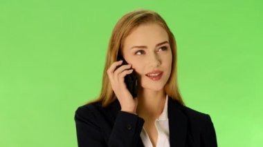 genç iş kadını telefonla konuşuyor.