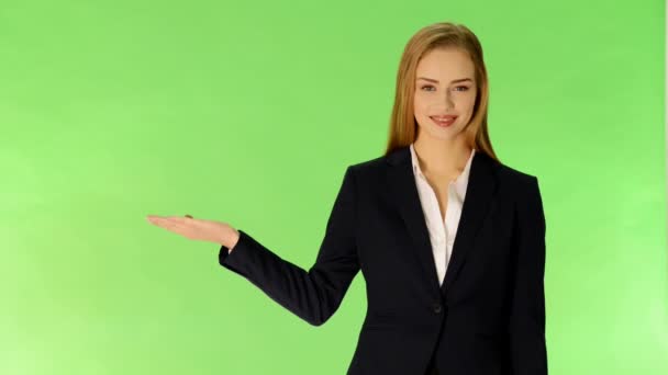 Mujer presentando algo por una mano — Vídeos de Stock