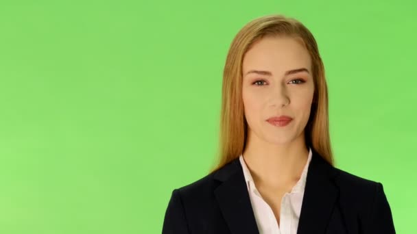 Junge Geschäftsfrau spricht und wirbt — Stockvideo
