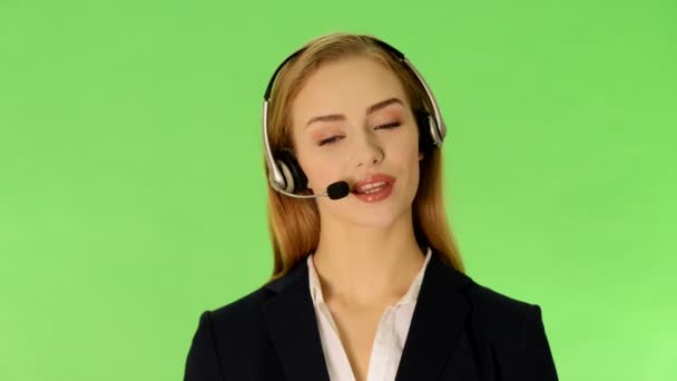 Jonge zakenvrouw in callcenter. — Stockvideo