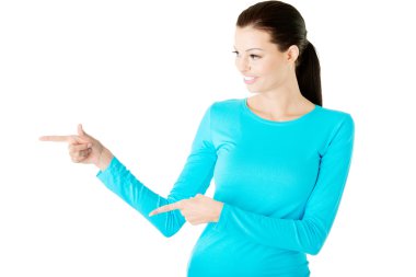 kenara işaret eden genç casual kadın.