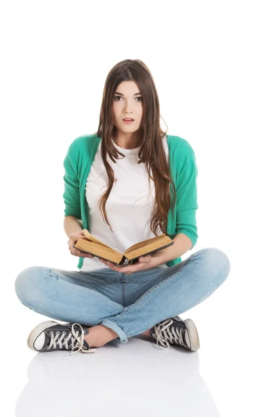 Jonge vrouw student zitten en lezen van een boek. — Stockfoto