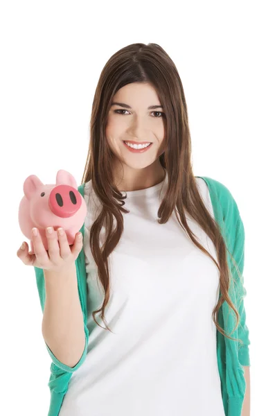 Piggy bank holding fiatal alkalmi nő. — Stock Fotó