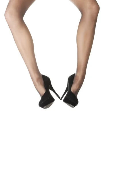Gyönyörű hosszú nő lába harisnyában és fekete magassarkúban. — Stock Fotó